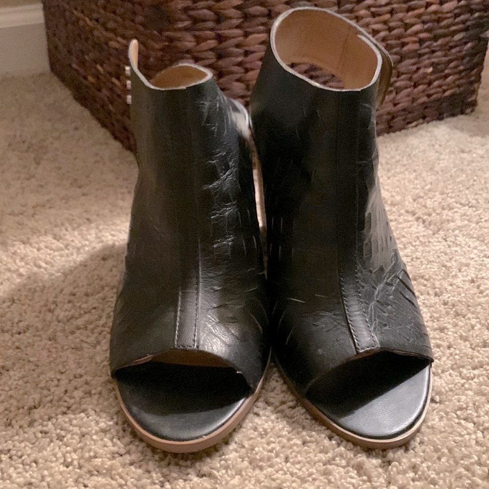 Report | Signature Blade Block Heel - image 2